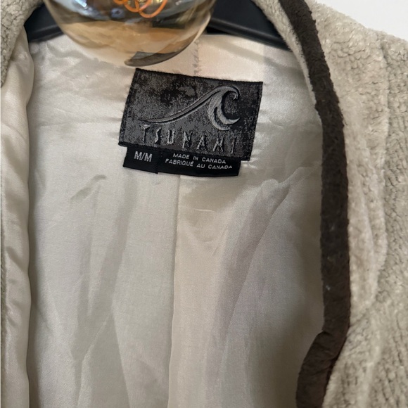 Elegant Beige Button-Up Blazer - Picture 2 of 6